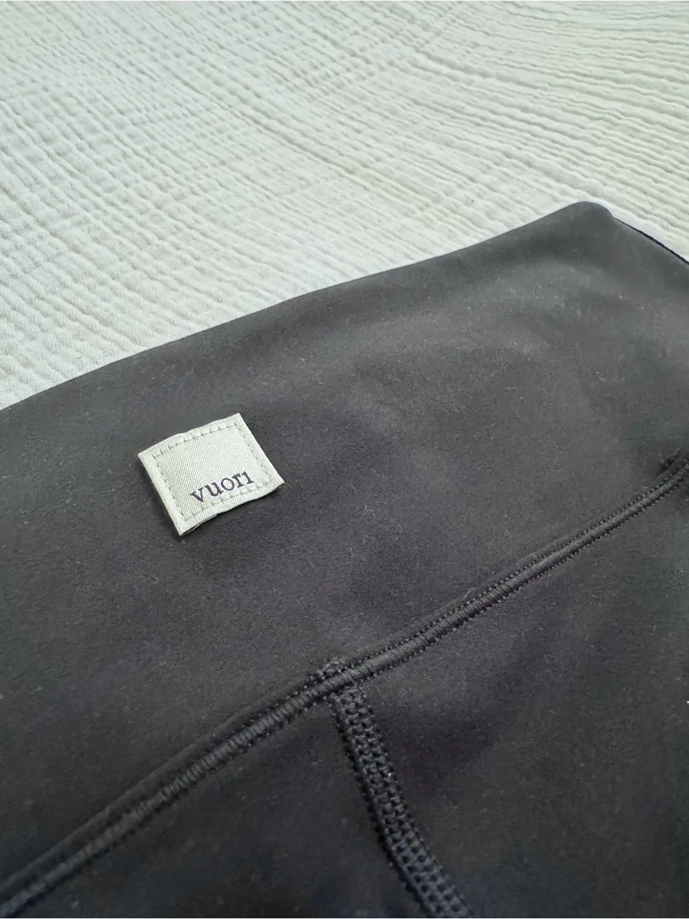 Vuori Skyline Legging in Black - Picture 4 of 9